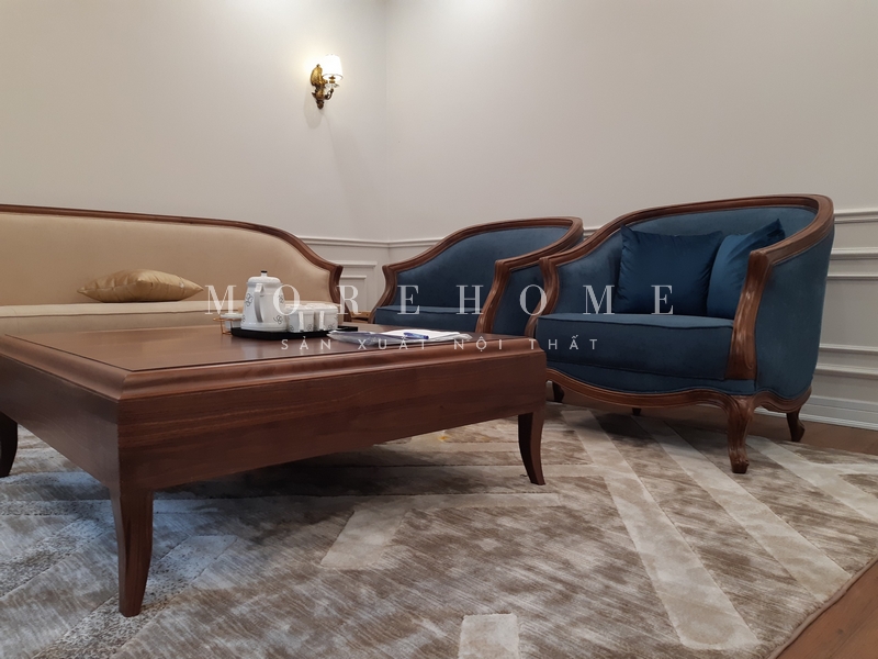 .
Ghế sofa đơn khung gỗ óc chó bọc nỉ màu xanh coban tân cổ điển cao cáp, cổ điển nhưng vẫn sang trọng với những đường nét chạm khắc tỉ mỉ sắc nét.