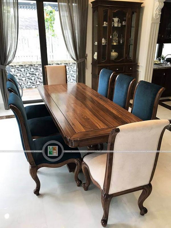 Bàn ghế ăn gỗ óc chó sang trọng này được sản xuất với tỉ mỉ và chất lượng cao: bàn ăn gỗ óc chó nguyên tấm, ghế ăn gỗ óc chó bọc nỉ màu xanh kết hợp với màu sữa. Nếu quý khách thích bộ bàn ghế ăn biệt thự này, hãy liên hệ Morehome để được hỗ trợ và báo giá.